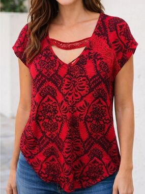 77. Women's Red Lace-Accent Short Sleeve Printed V-Neck Top